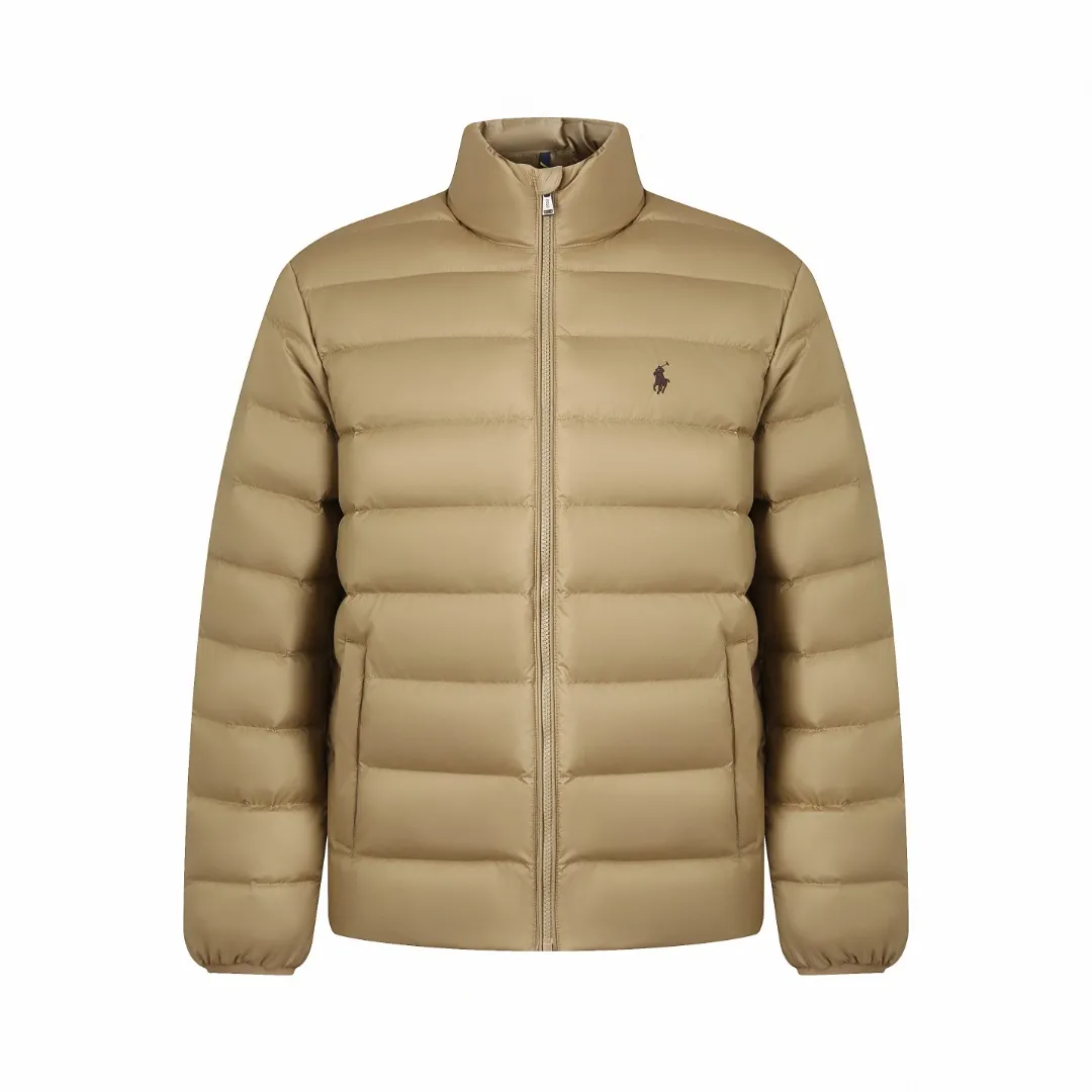 P890 Ralph Lauren Lightweight Down Jacket] Nylon fabric has good windproof and waterproof properties, which can effectively block the intrusion of wind and rain from the outside and keep the inside dry, suitable for wearing in humid or rainy environments.  The red label on the chest is made with an imported MECLO embroidery machine. The original pattern is scanned first, and then high-quality silk thread is used to make a pattern. The density effect is adjusted by continuous pattern making.  Exquisite details: the zipper design is simple and elegant, easy to operate; the closing design of the cuffs and hem effectively prevents the intrusion of cold wind, improving the warmth and comfort of wearing.  High-quality filling: 90 white duck down is selected, with a weight of 260g, ensuring excellent thermal insulation performance. After strict screening and processing, the velvet is not easy to drill, ensuring durability. The hangtags, wash marks, air holes, and four-button buttons are all customized from the original one-to-one mold.    Size: S M L